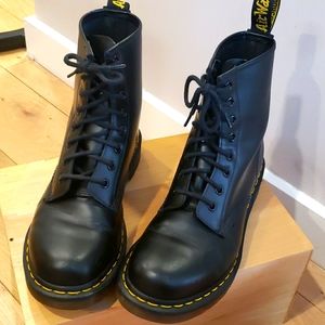 Blk leather 1460 Dr Martens 8-eye boots sz 9 lace up combat
